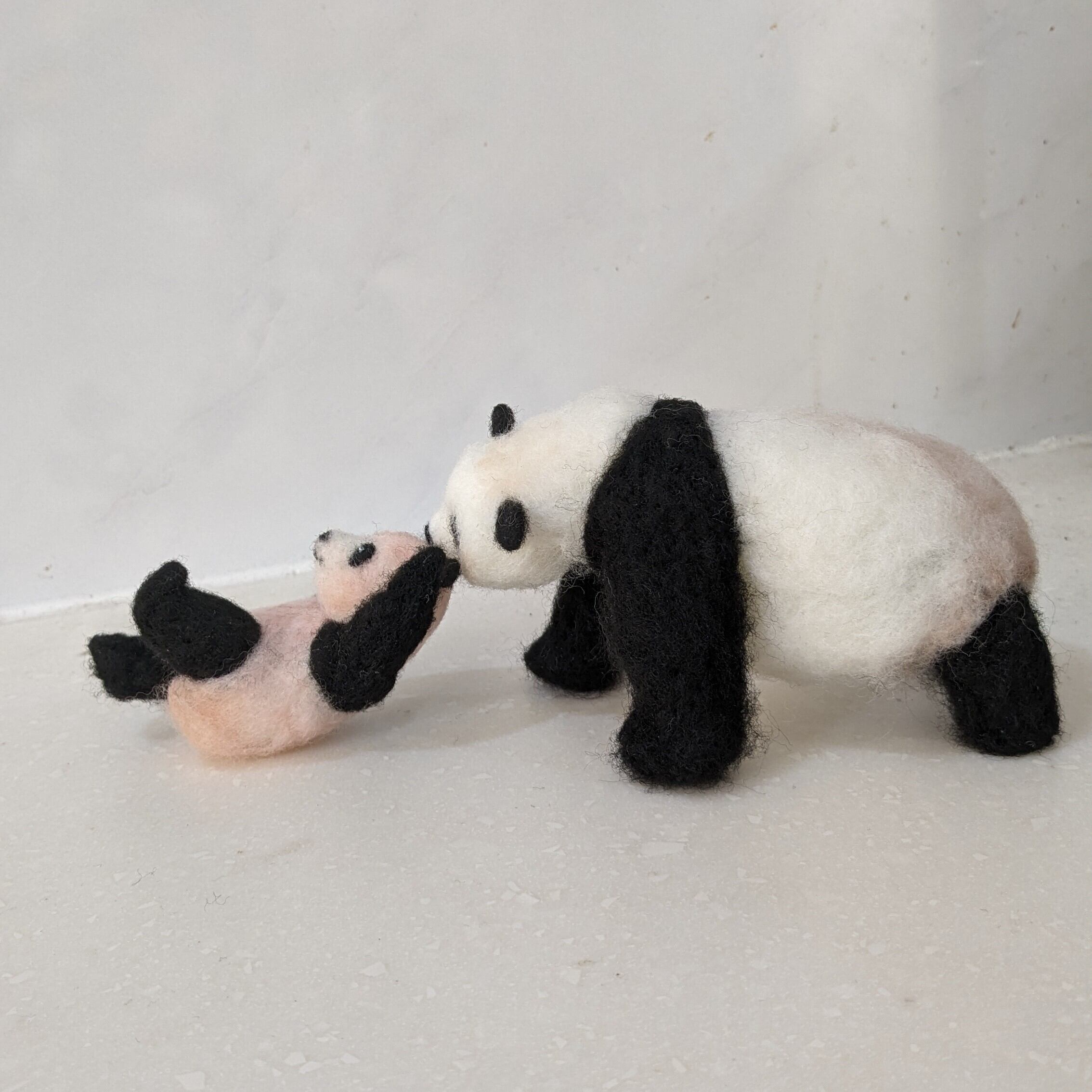 シャンシャン初公開日の名シーン！ ママパンダと引きずられる赤ちゃん