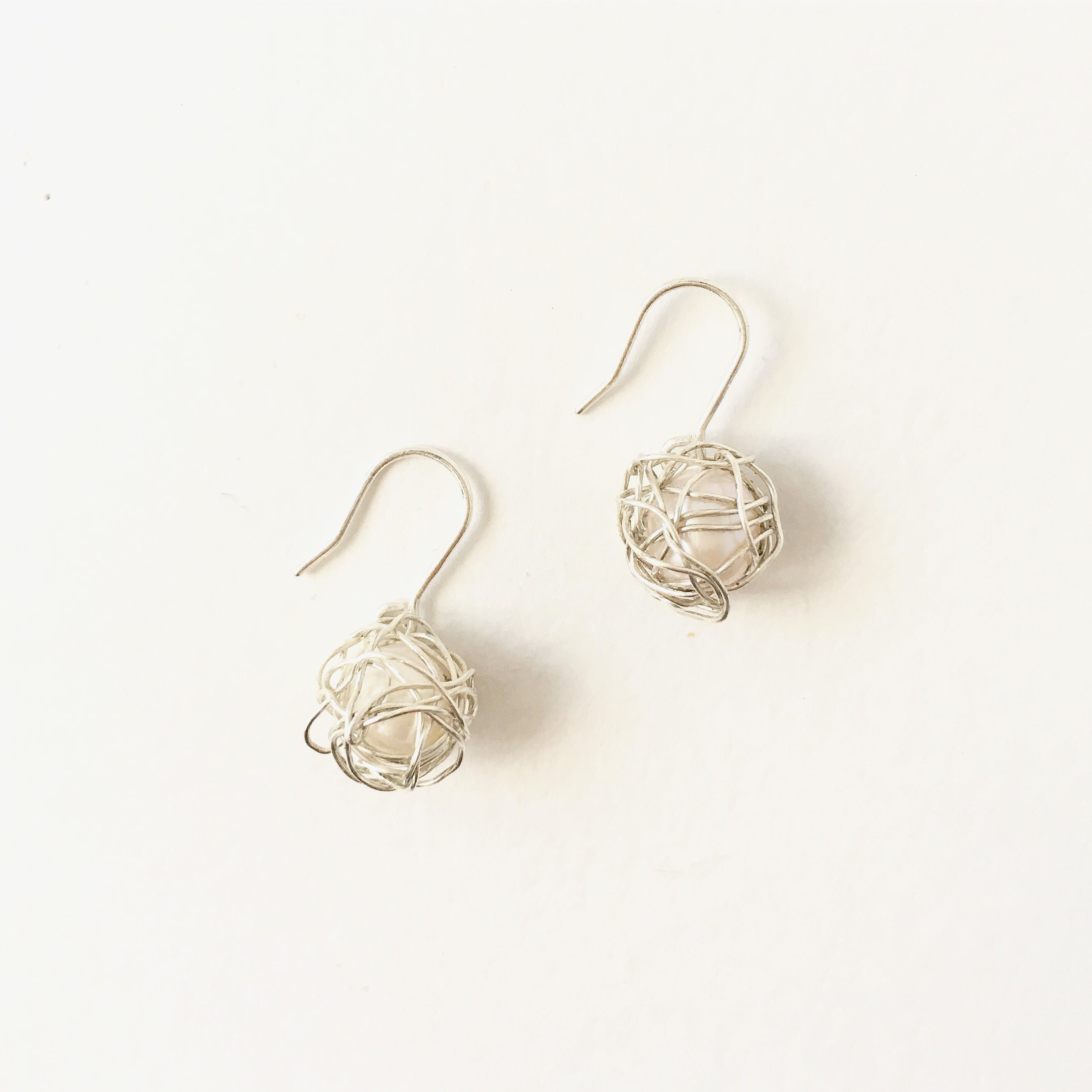 チェロ弦のシルバーワイヤーボールピアス C-005 Cello silver strings