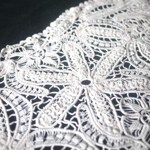 ルーマニアン・マクラメ　ルーマニアレース　テーブルマット　