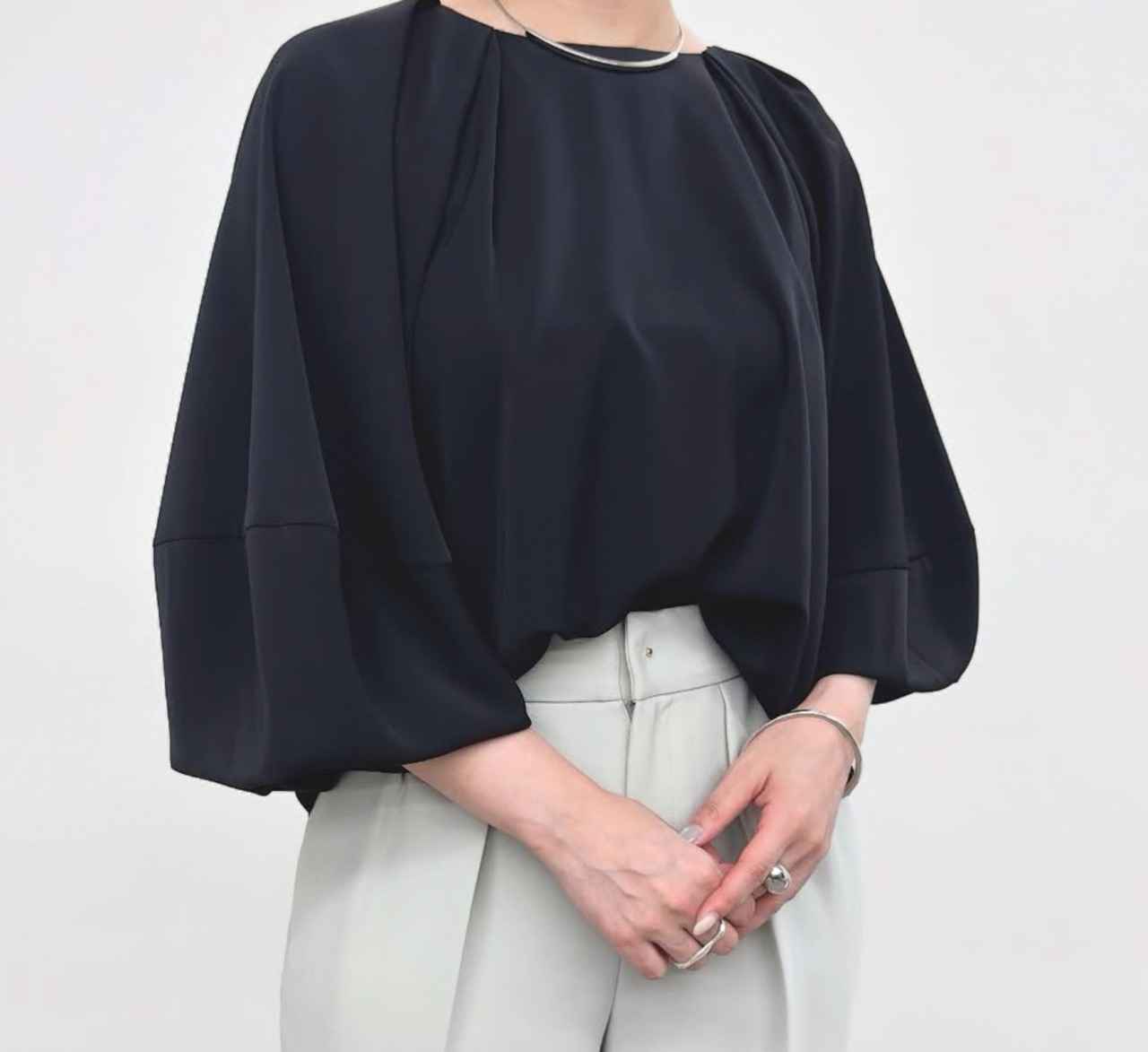 NUS シルキーツイル　タックデザインボリュームブラウス　12-35002