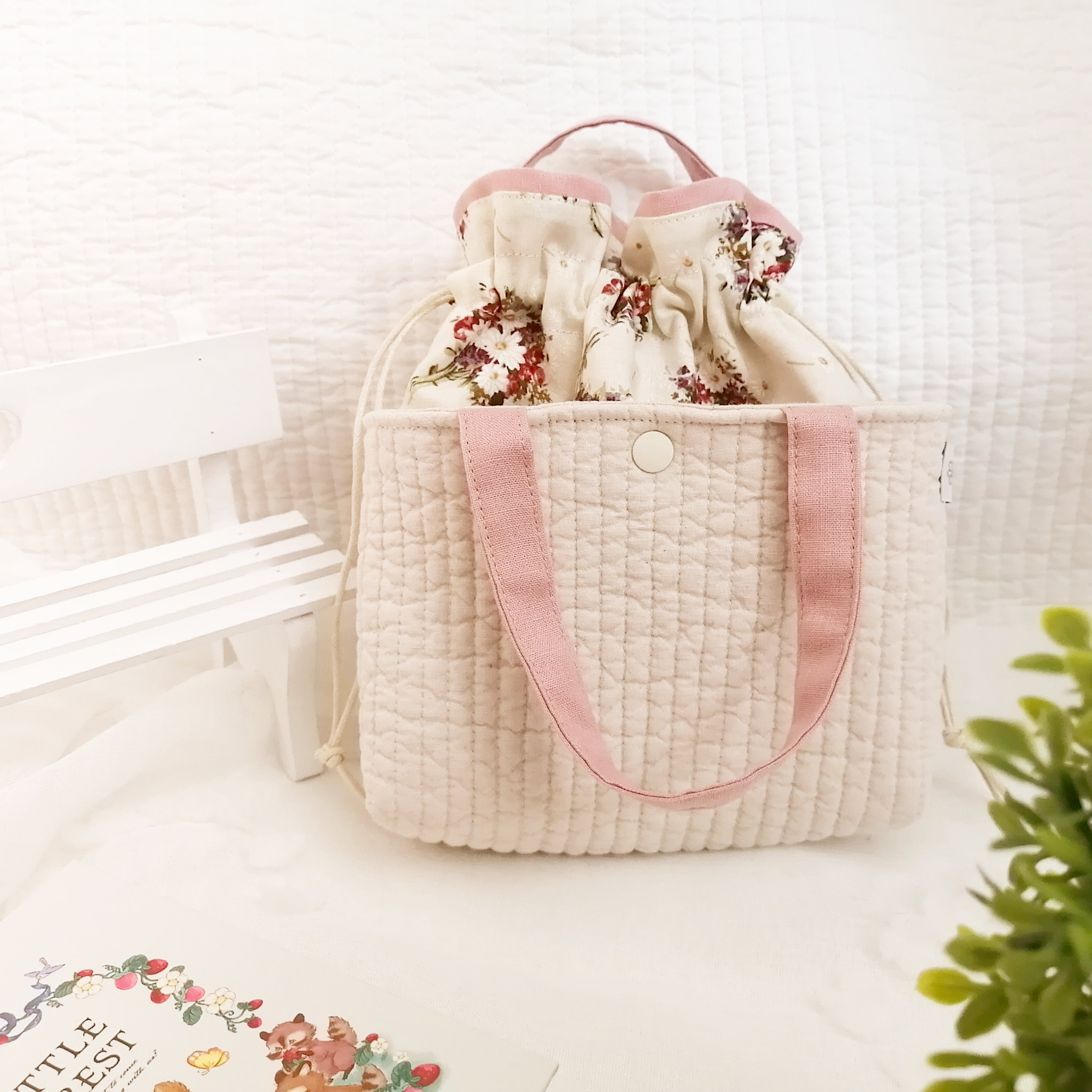 ヌビキルトのあおりポケット付き巾着ポーチ マーガレット&赤いお花の花束