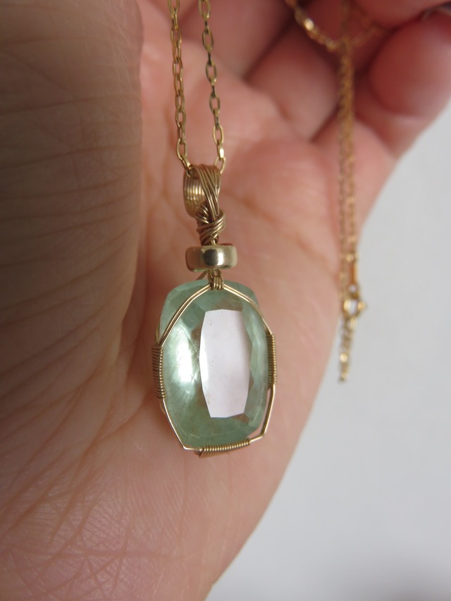 マダガスカル産非加熱アクアマリン(10.0ct)女神巻きペンダントトップ 