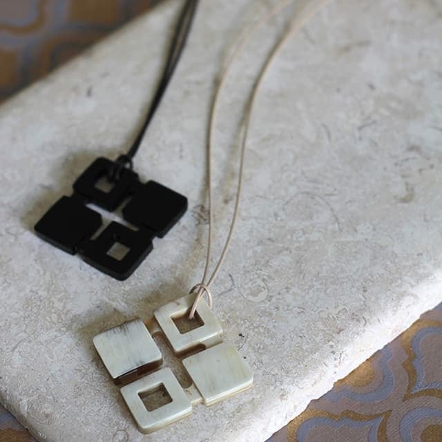 N-261b BH4つの四角ペンダント黒 | Bijoux Kei