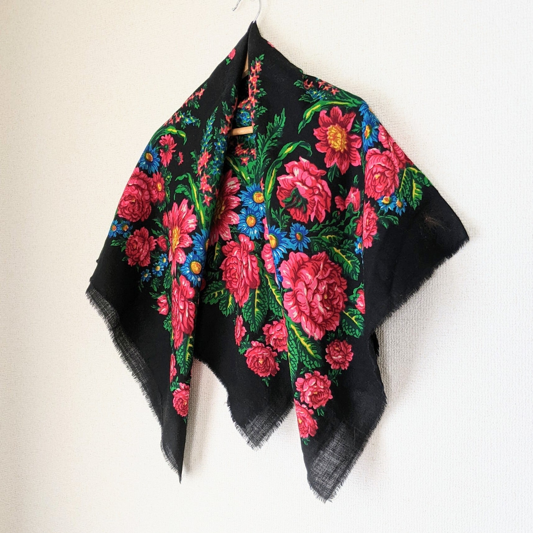 vintage】プラトーク 黒×赤い薔薇 ウール大判スカーフ 94×94 ストール