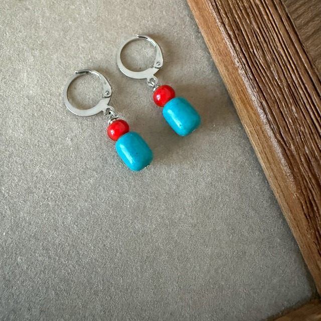 【ｻｰｼﾞｶﾙｽﾃﾝﾚｽ：ｼﾙﾊﾞｰ】ホワイトハーツビーズレッド×ターコイズ ピアス