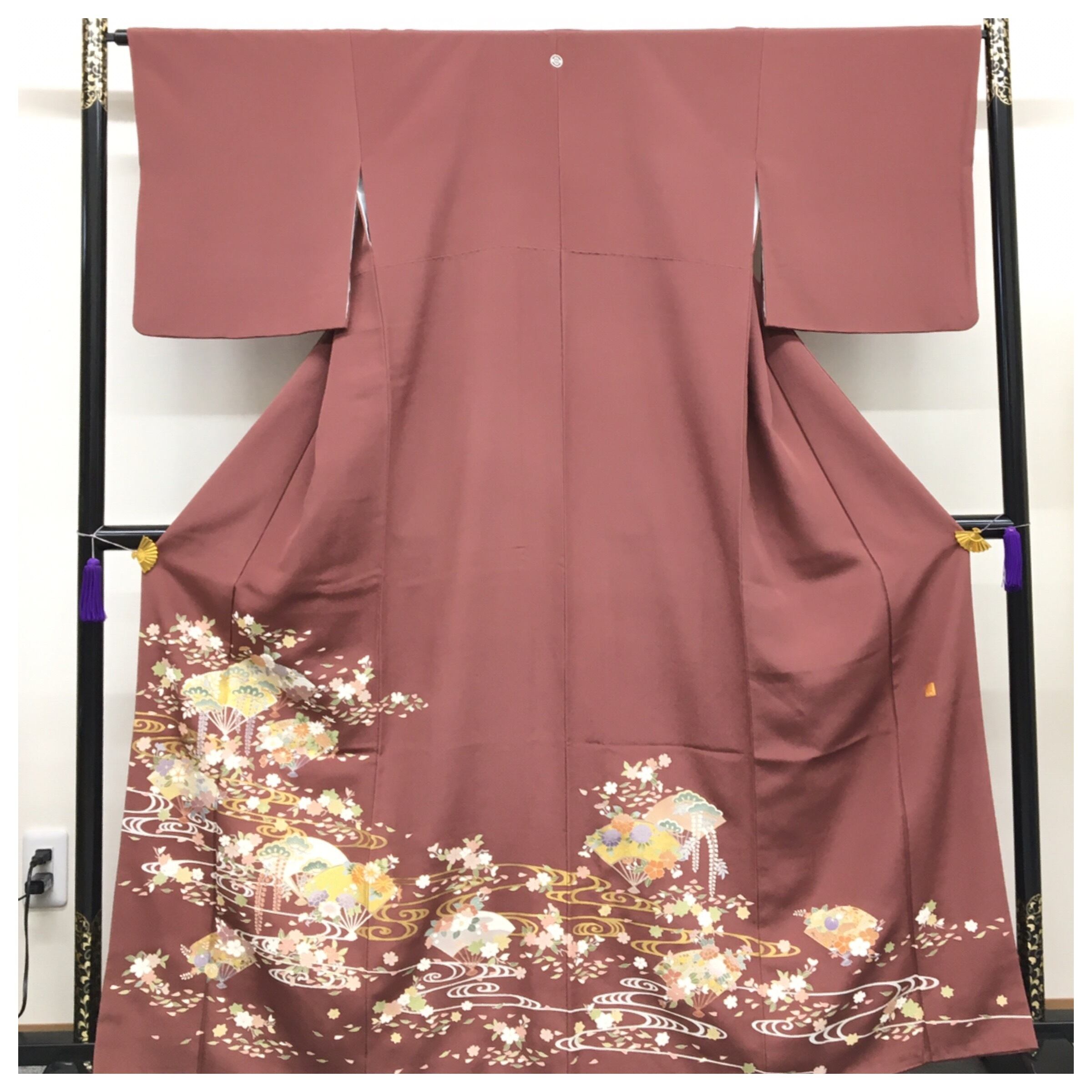 Aお仕立て上がり正絹訪問着栗色地に花柄刺繍入り綸子生地縫い紋一つ紋