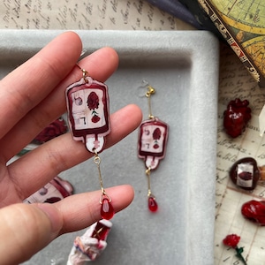 愛欠乏症治療薬の輸血パックの耳飾り