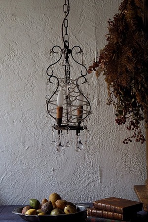 曲円にビーズドロップ舞う灯り-antique glass drop chandelier