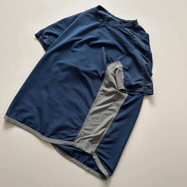 -USED- NIKE SPHERE PERFORMANCE TEE -NAVY / GREY- [M]