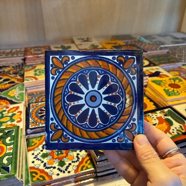 Mexico Talavera tile　メキシコタラベラタイル　O　フラワー　お花　ネイビー　ホワイト　10cm　コースター　鍋敷き　DIY　モザイクタイル　柄タイル　室内壁　室外壁　デザインタイル　レトロ　アートタイル　ハンドメイド