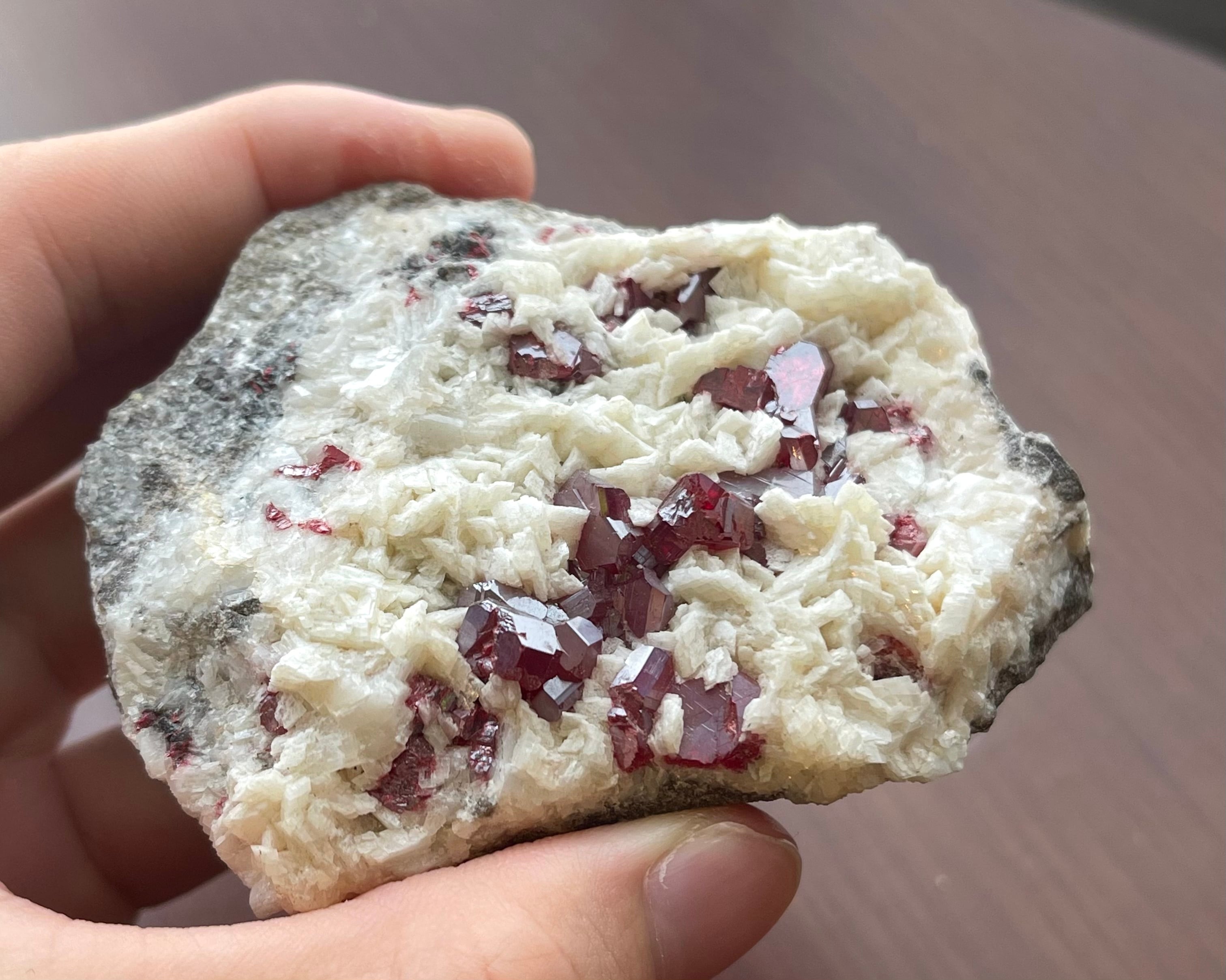 シナバー / ドロマイト【Cinnabar on Dolomite】中国産 | PEANUTS MINERALS