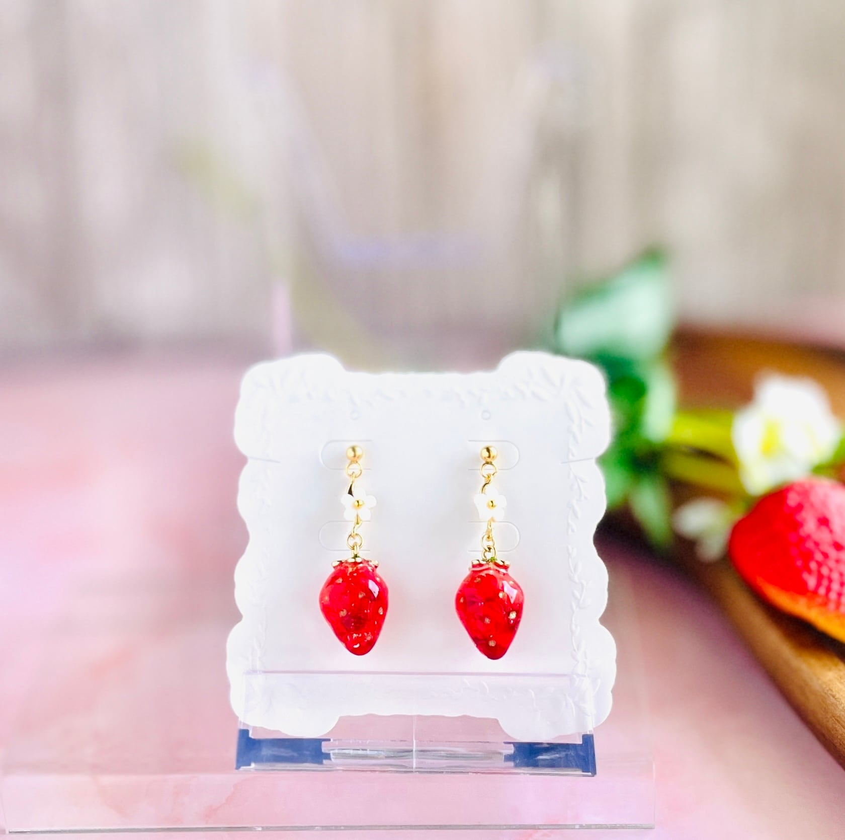 小さく揺れる苺のピアス/イヤリング | ToriDori❁