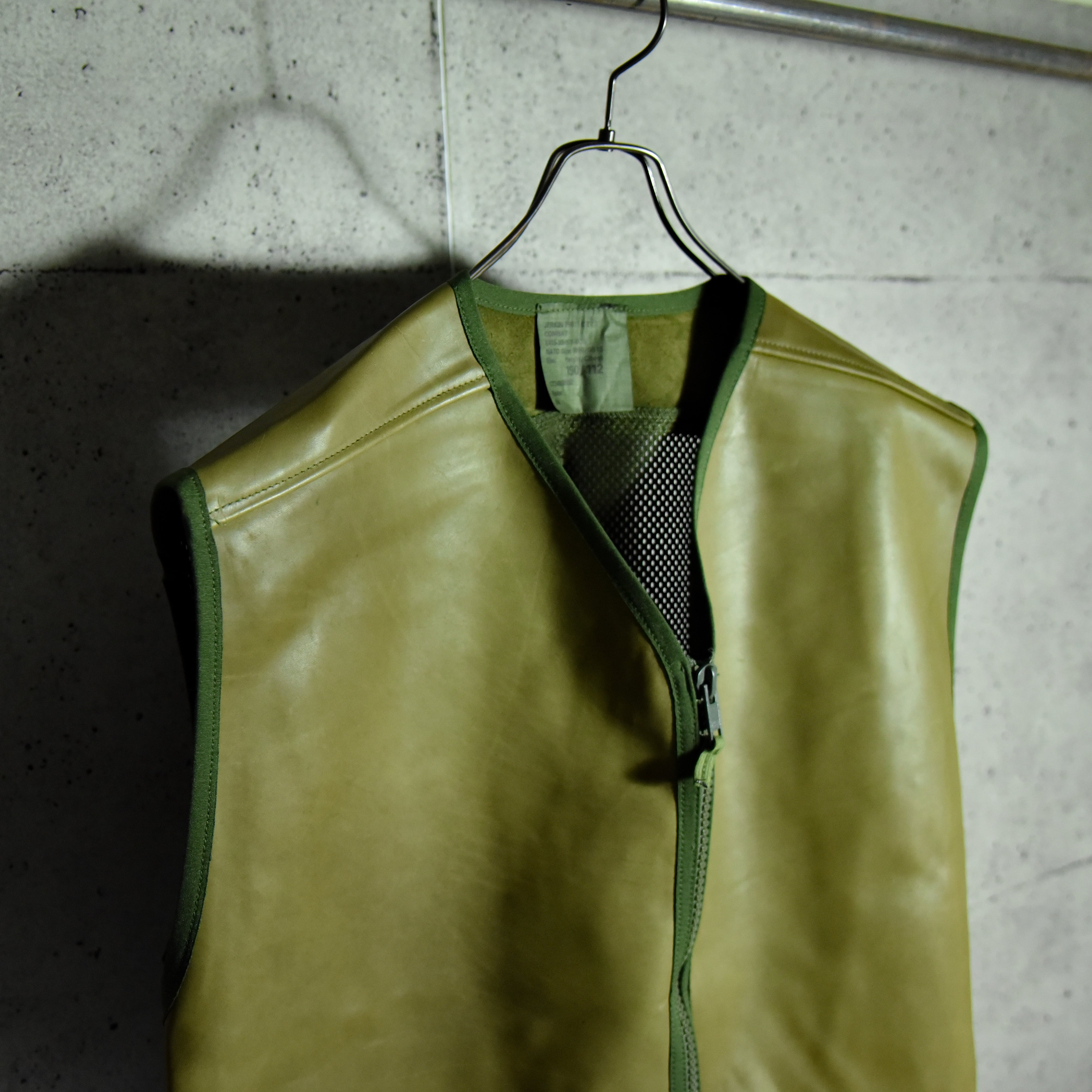 DEAD STOCK】British Army Leather Vest イギリス軍 レザー ジャーキン ...