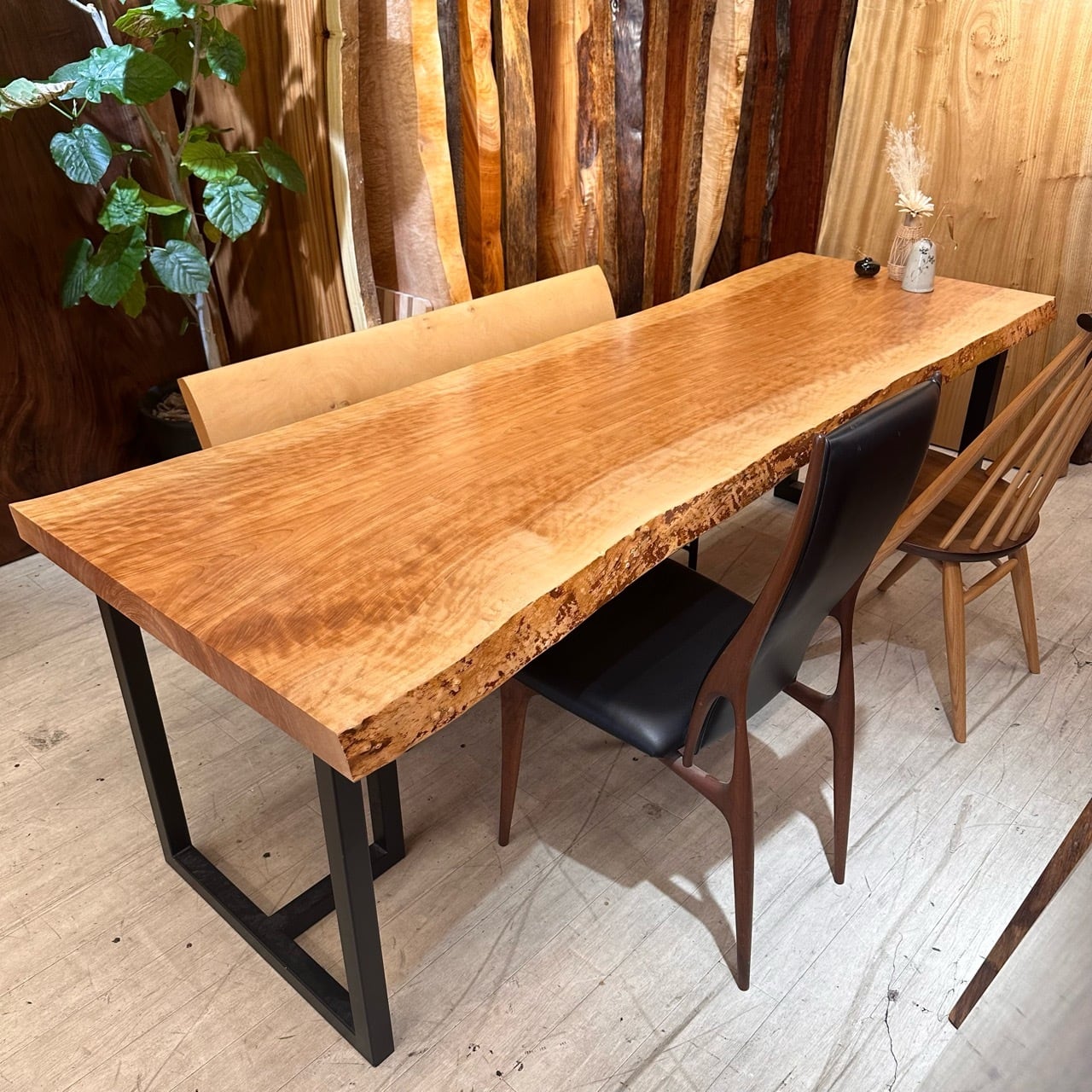 真樺（マカバ） ダイニングテーブル | 千年家具 - 一枚板 テーブル専門店