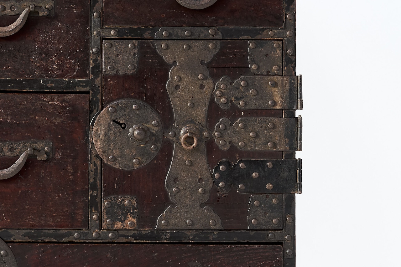 金具が映える帳場箪笥