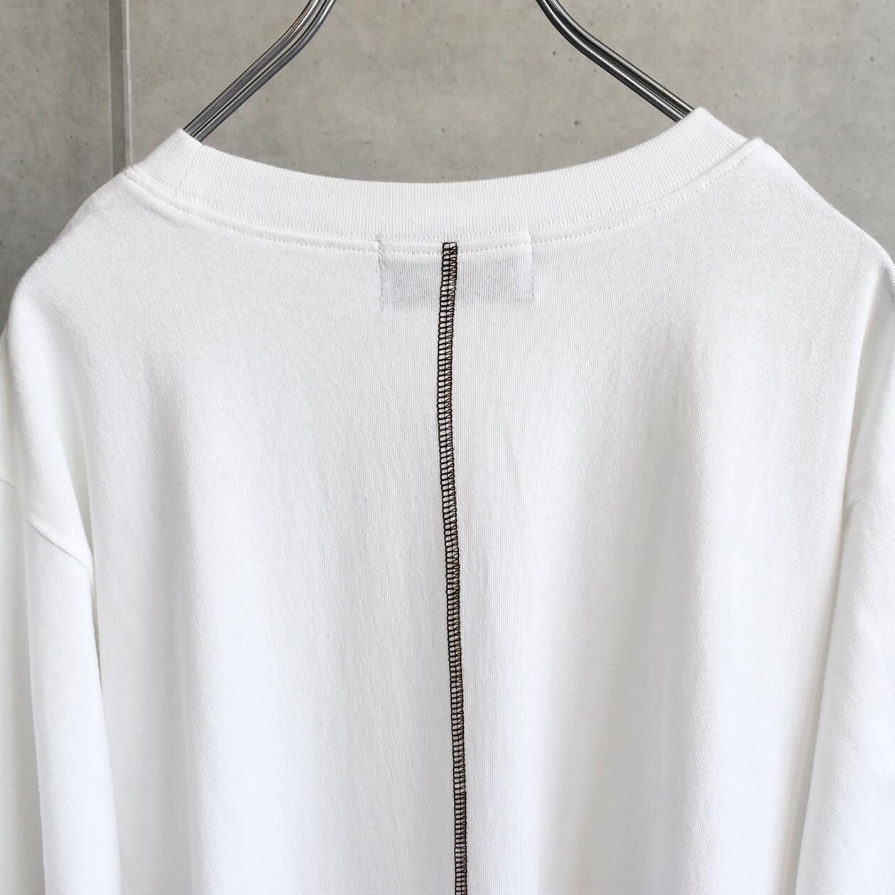 Iライン後配色ステッチTee /842323 | AUG ONLINESTORE 大人の女性が肩 