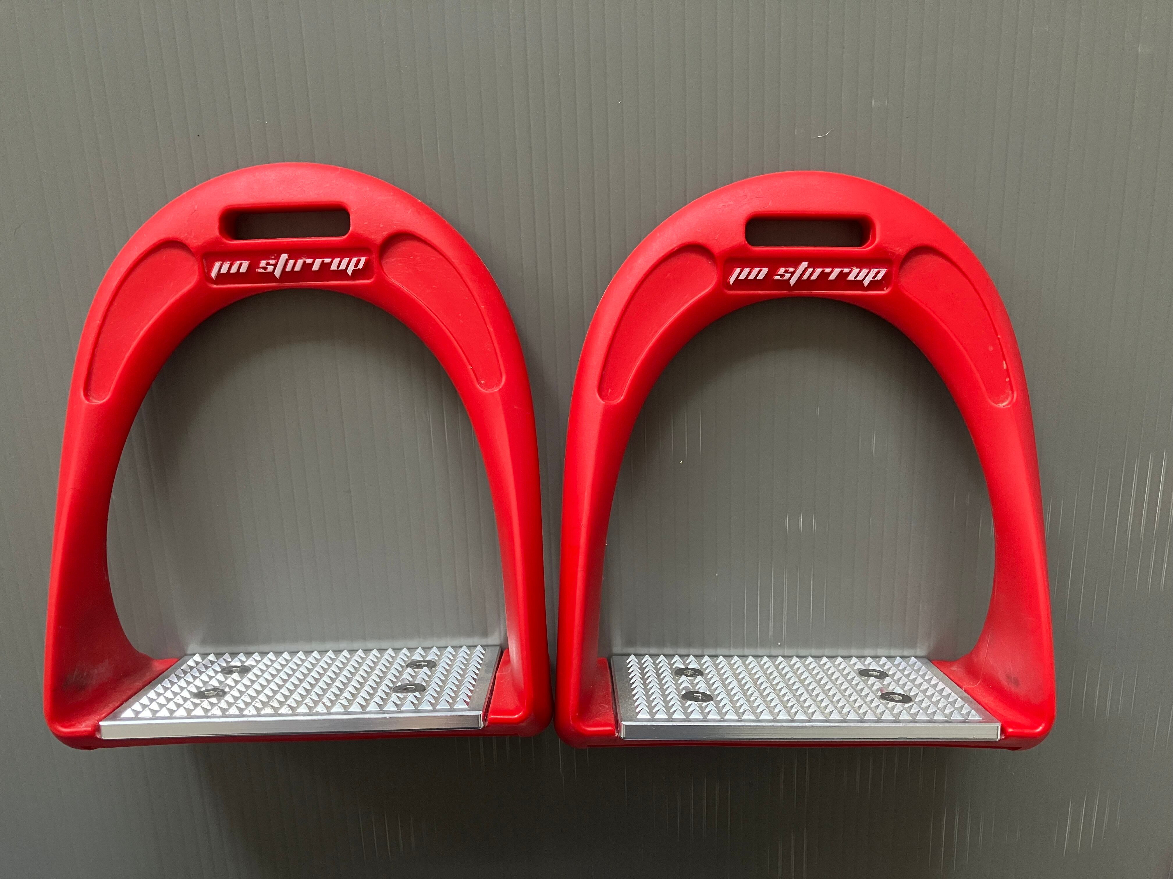 鐙 | 格安 馬具 アウトレット 中古鞍 乗馬用品 カケハムポニークラブ