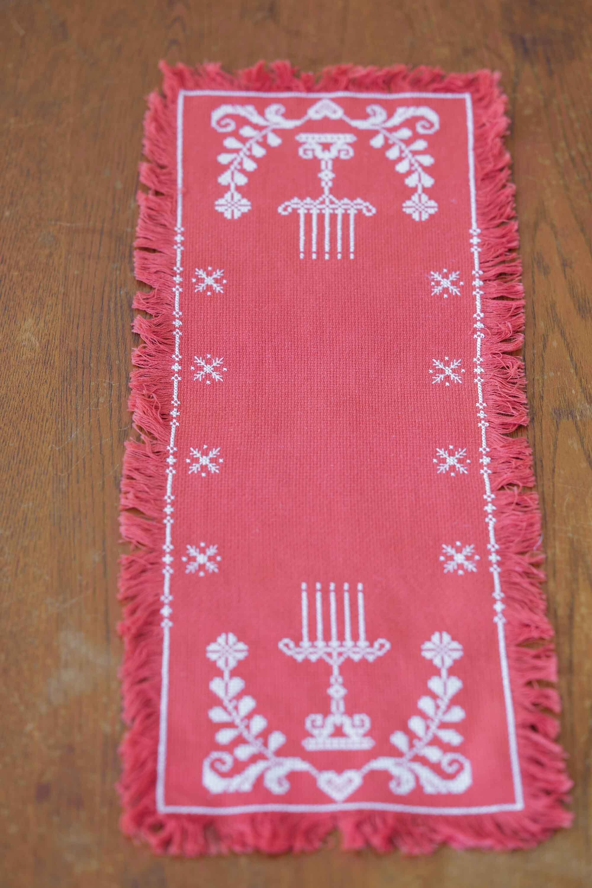 キャンドルホルダーが素敵に手刺繍されています。 薄手で、エレガントな小さなテーブルクロスです。