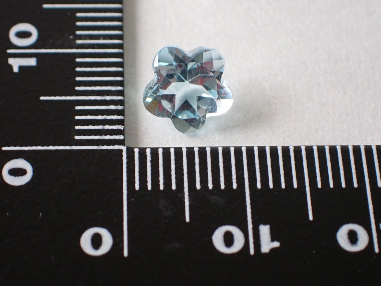 ブルートパーズ（フラワーカット）　2.09ct　[C13‐128]