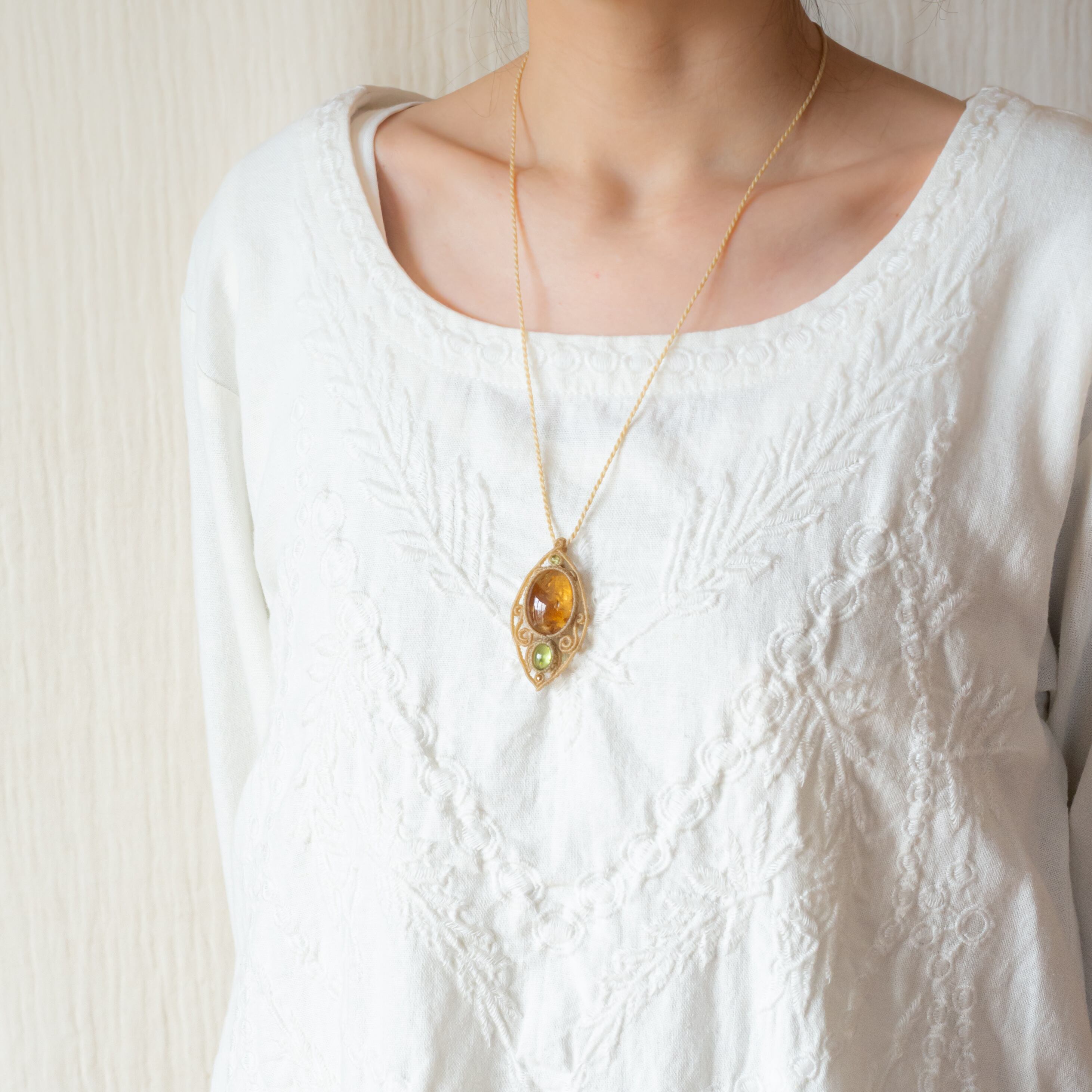 シトリン+ペリドットのマクラメ編み 天然石ネックレス | SHANTi WALA