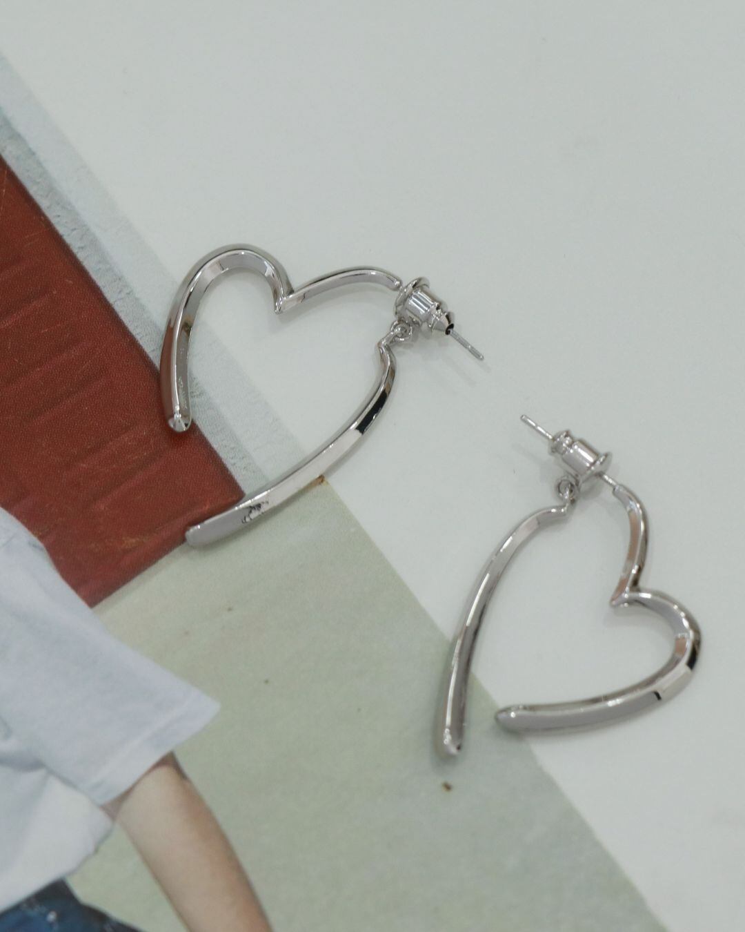 ハートモチーフアシンメトリーピアス G25048