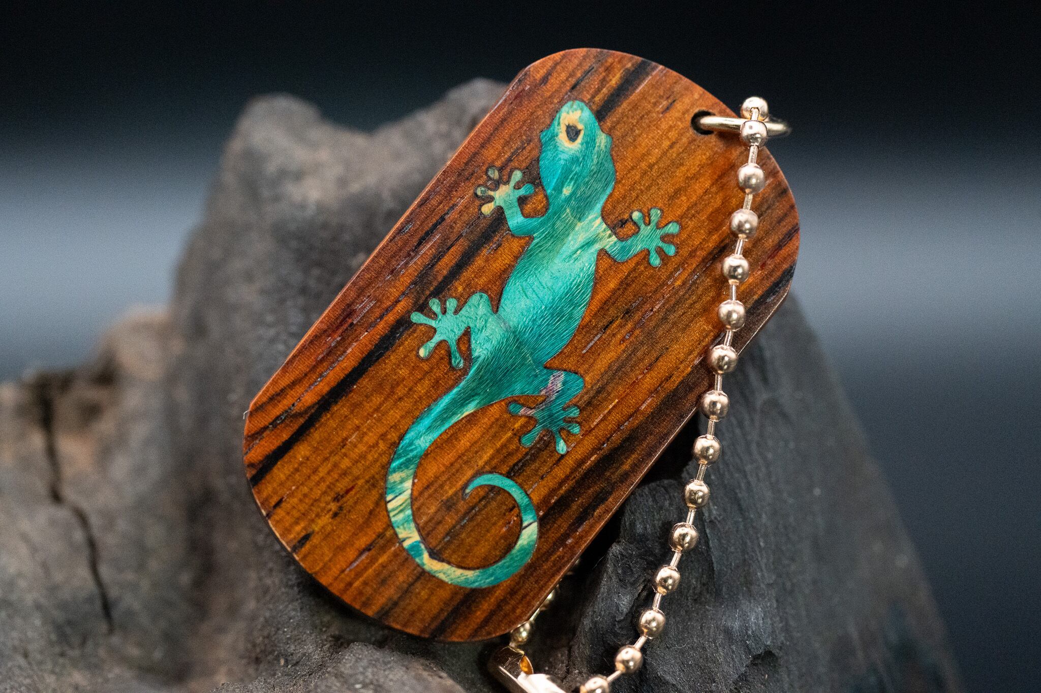 【 エスニックなローズウッド 】 ココボロ ドッグタグ 象嵌 木登りトカゲ