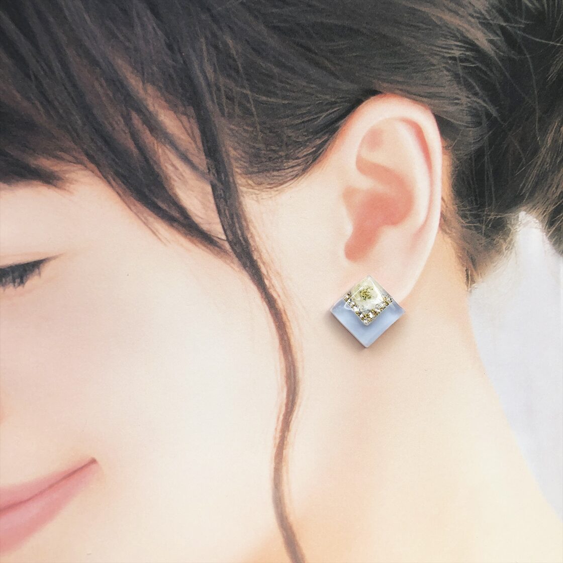 一粒 ピアス／イヤリング 小粒 小ぶり スクエア 四角 ひし形 水色 