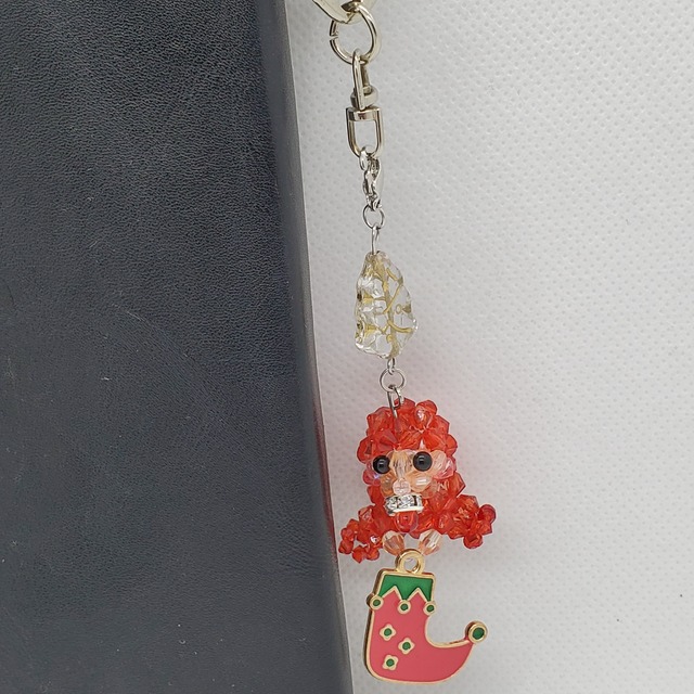 クリスマスにぴったり！手軽に持ち歩けるサンタ赤ちゃんのビーズモチーフ　赤い靴下のチャームアクセサリー