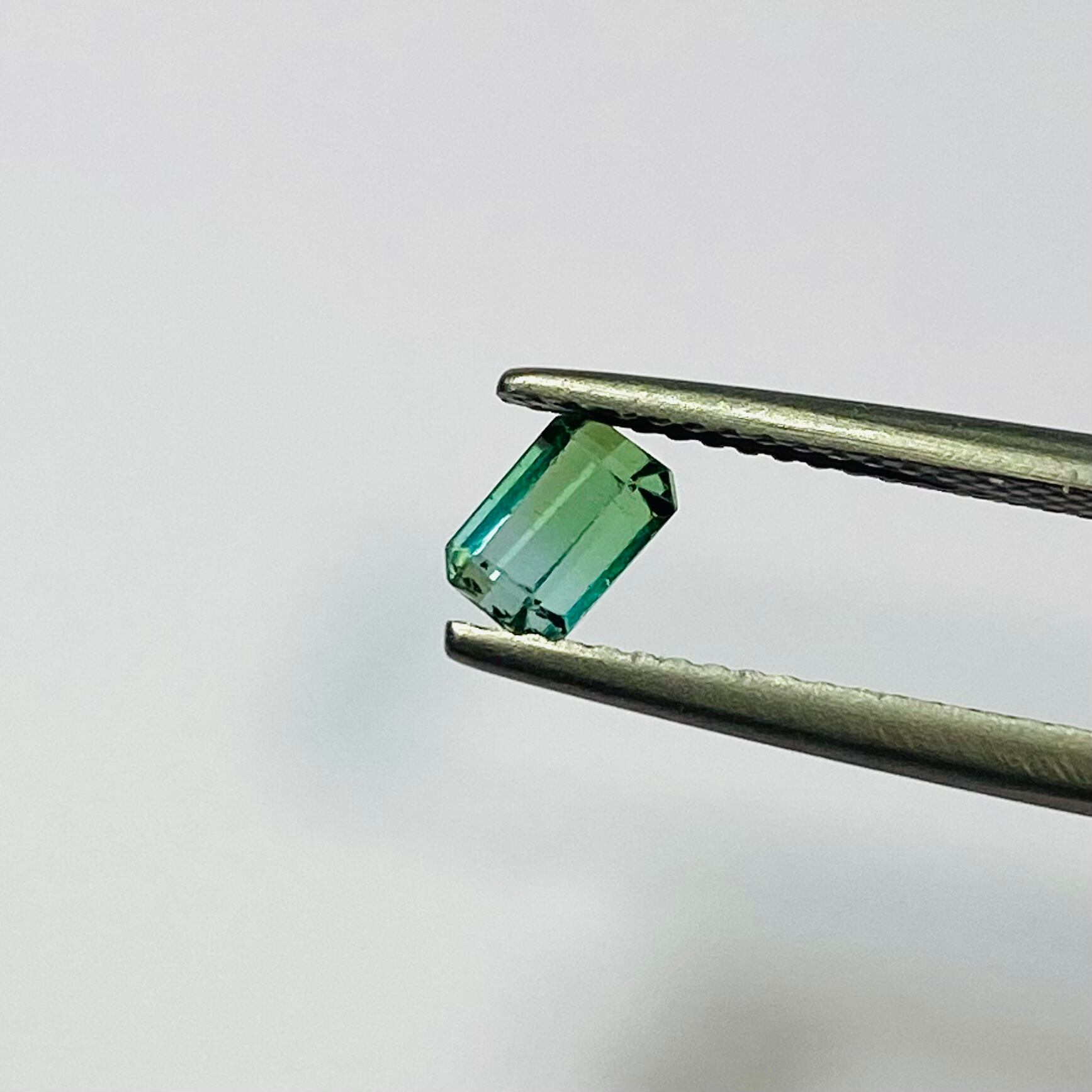 洞窟の中の湖バイカラートルマリン