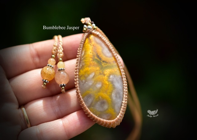 流れるサイケデリック模様★バンブルビージャスパー シンプルマクラメペンダント28