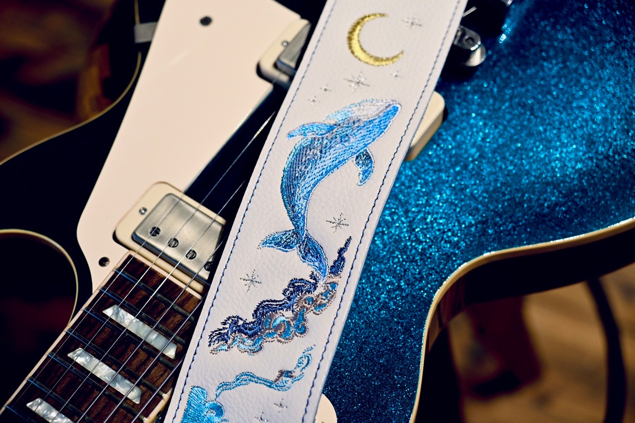 【カスタムオーダー】月夜クジラ刺繍ストラップ