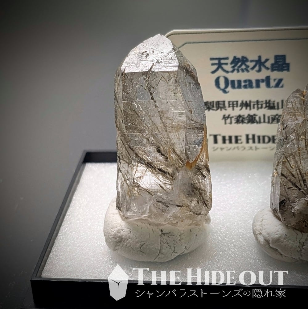 国産鉱物　山梨県　塩山竹森山　天然水晶　虹入り　トルマリン入り水晶　番号77 日本国産鉱物標本077 山梨県甲州市塩山竹森産草入り（苔土電気石入り