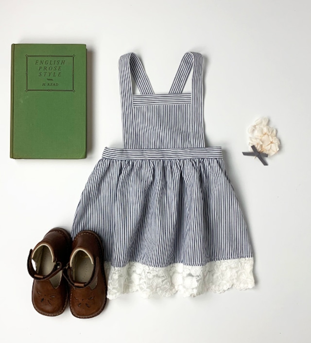 Scalloped embroidery stripe apron dress<Navy>