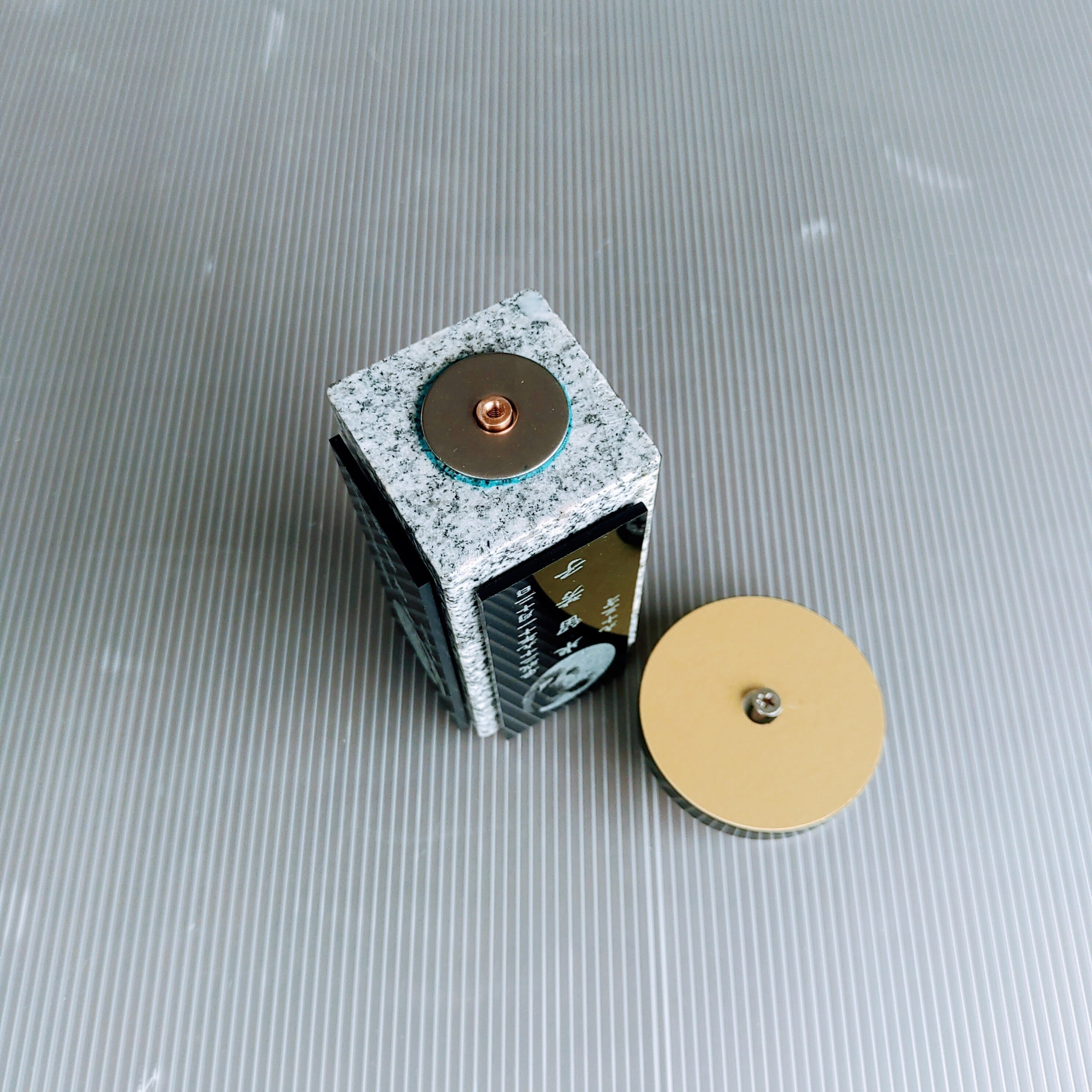 回転位牌　４人用悠想天回　4R50A白　３名様分