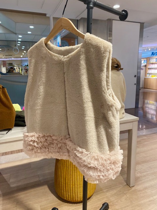 裾チュールフリルファーベスト［Color:ベージュ］通常価格¥9,790→特別価格¥7,700