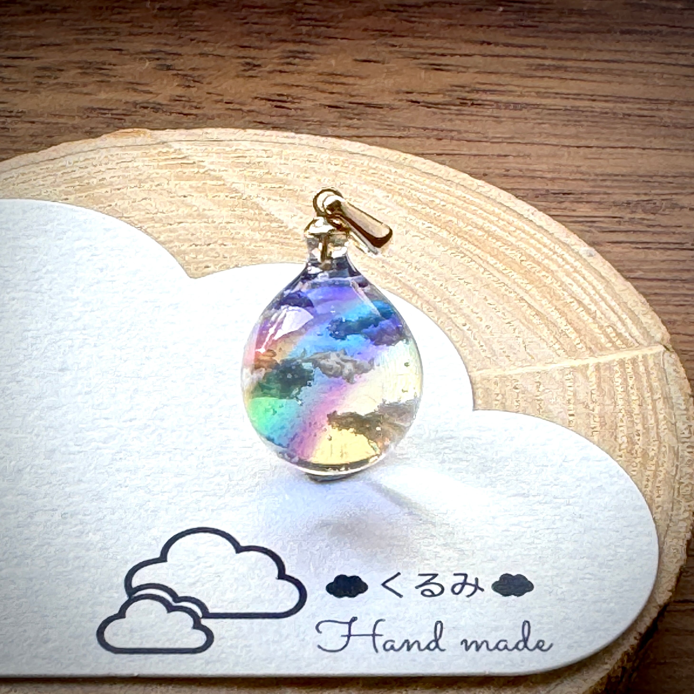 雲&空ペンダント 風船型 夕空にかかる虹 F