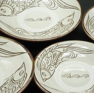 6寸皿　線彫り魚紋　白【金城陶器秀陶房】　