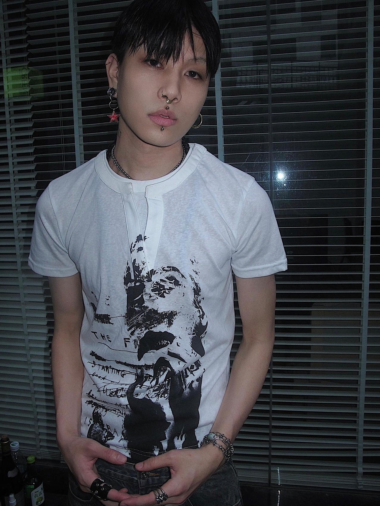 【TH4SWE】Layered V-Neck Graphic T-Shirt