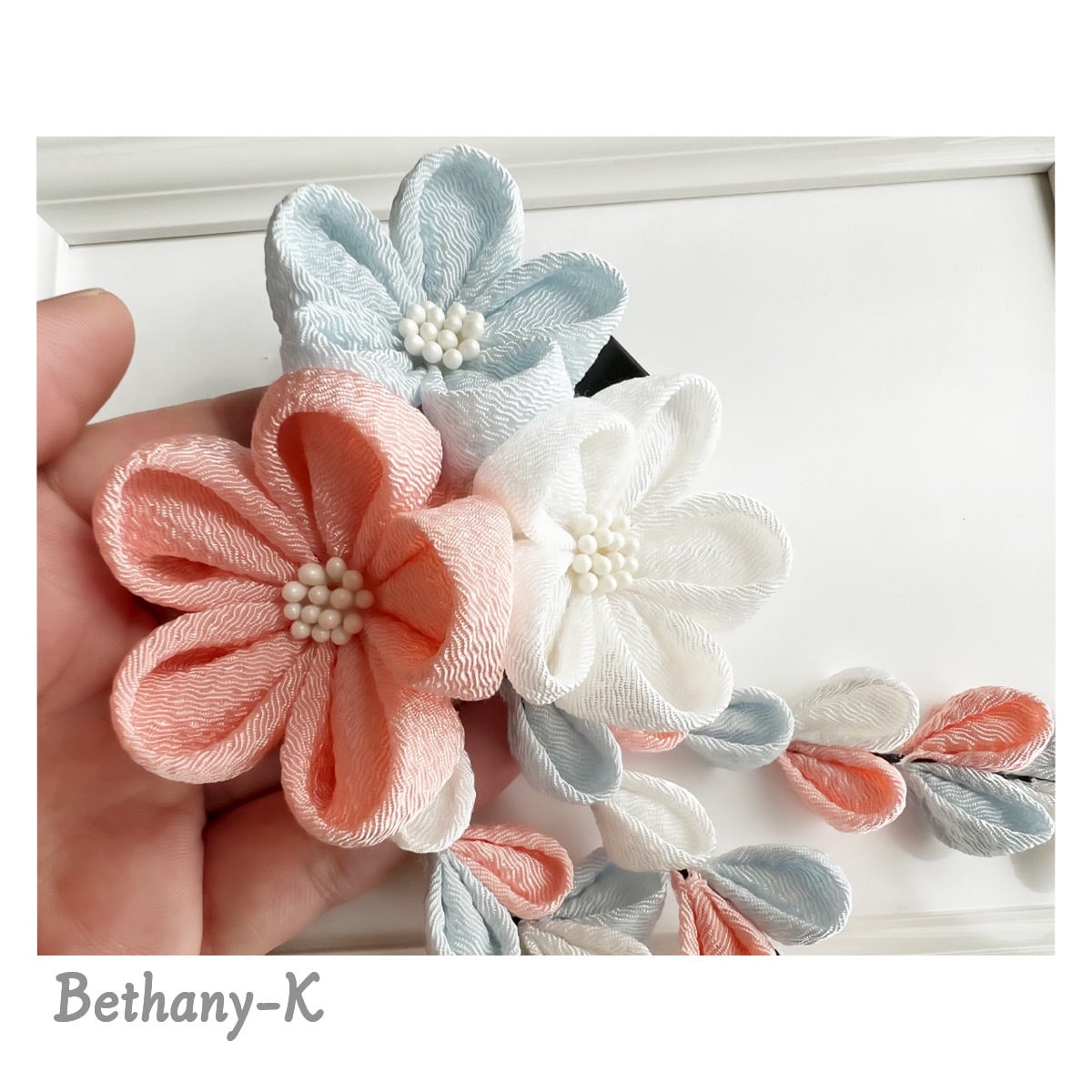 七五三・卒業式に◇大きくて可愛いつまみ細工の髪飾り(下がり付き)◇白