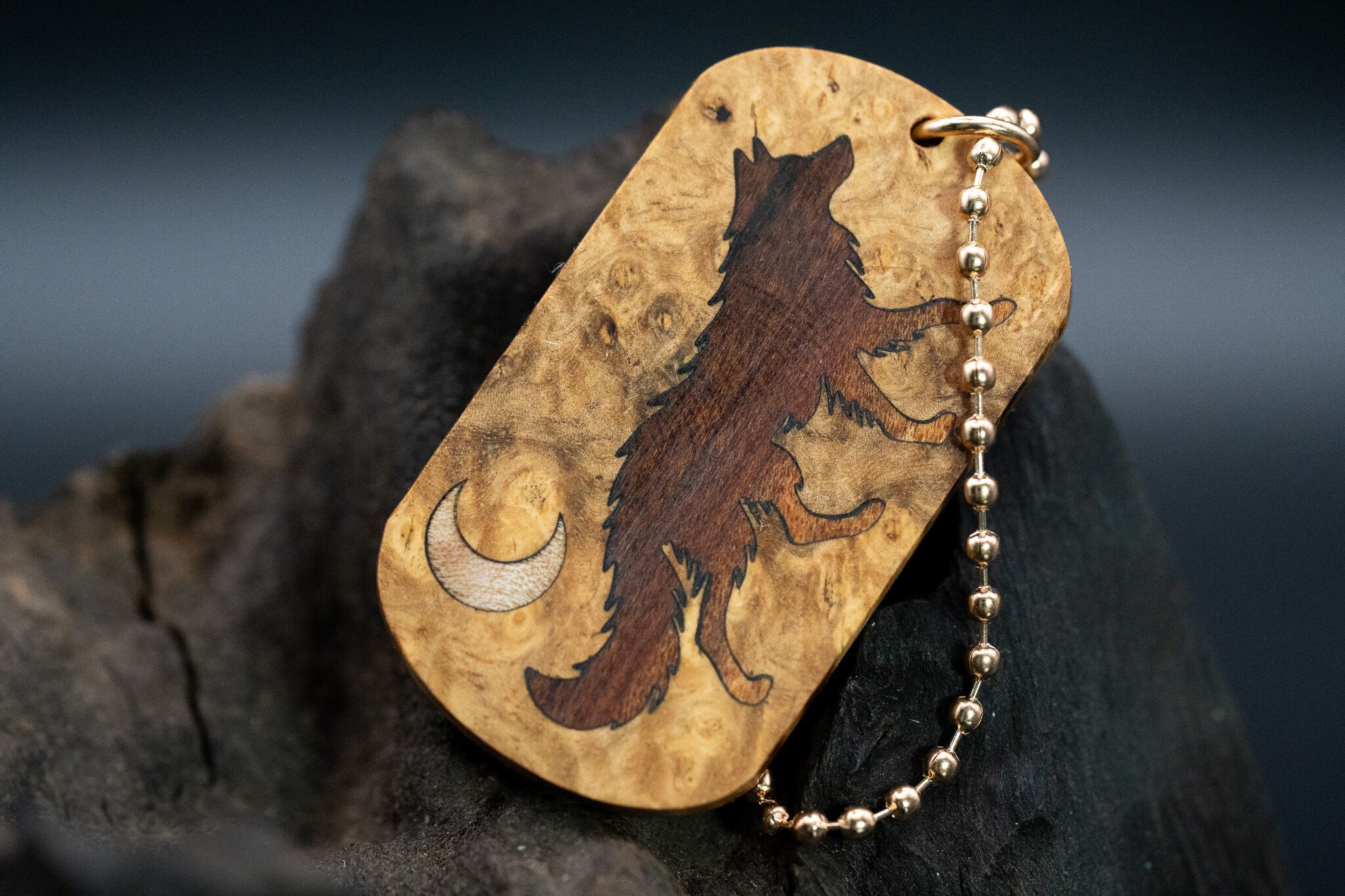 【朱色の銘木】 本花梨瘤 ドッグタグ 象嵌 闊歩