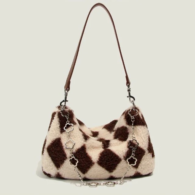 ふわもこチェーンのダイヤ柄バッグ