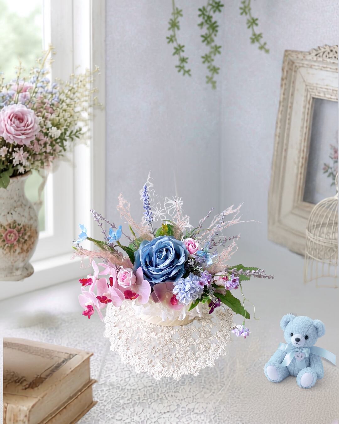 フラワーアレンジ【AR-001】ニュアンスブルーの薔薇アレンジ｜白い陶器｜ピンクのミニ胡蝶蘭｜アーティフィシャルフラワー｜ラベンダー｜プレゼントギフト｜卓上アレンジ｜約：ｗ15㎝、Ｈ10㎝