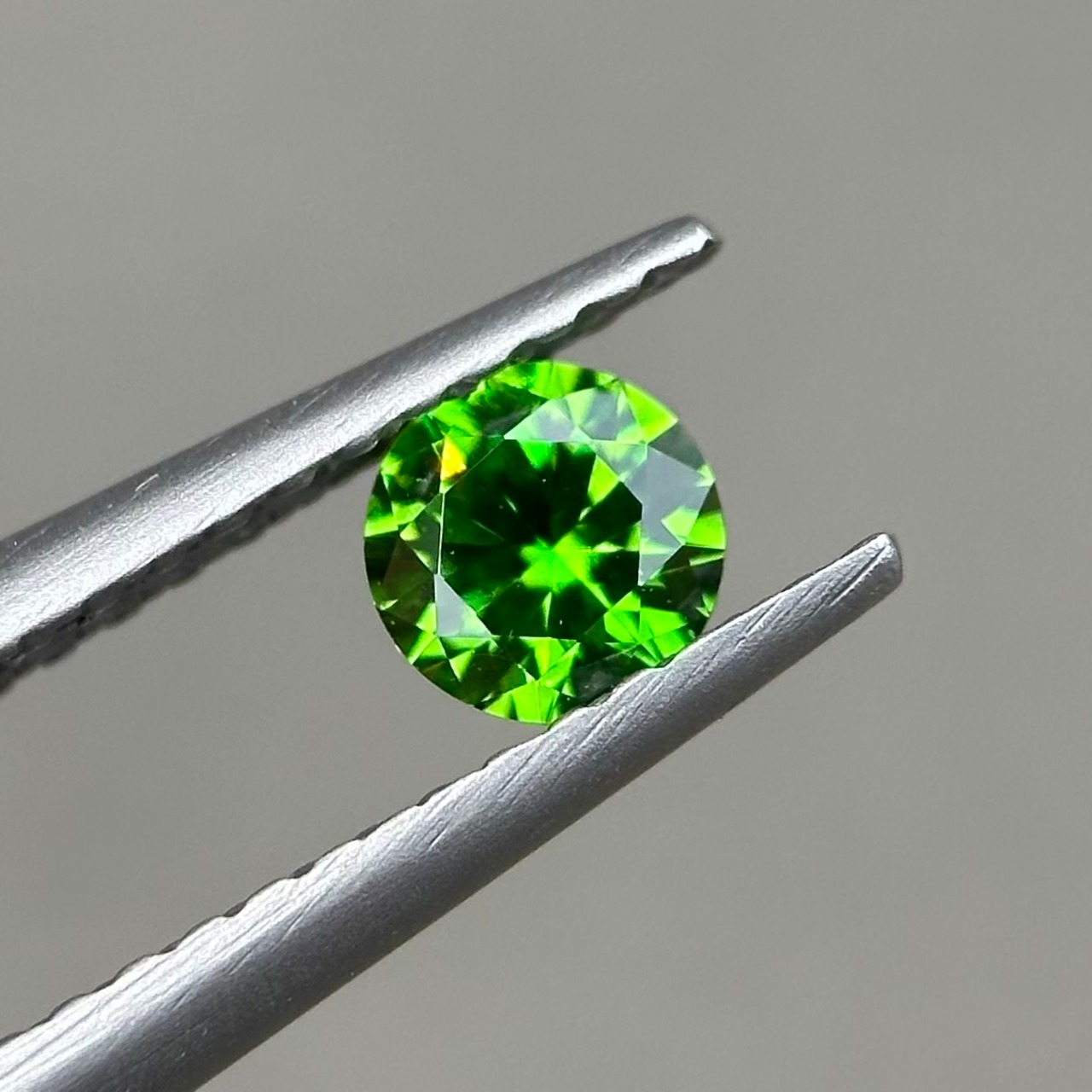 デマントイドガーネット 4.1x4.1x2.7mm,0.33ct, ロシア産