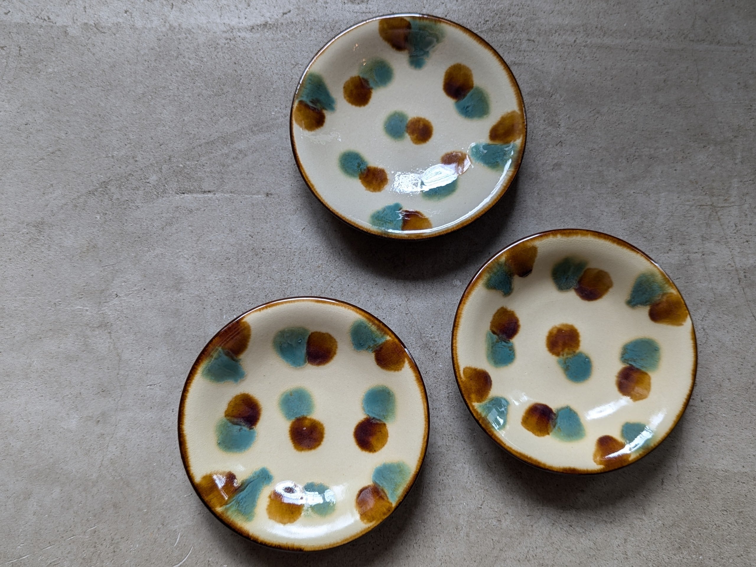 やちむん 皿5寸（三彩） | 仲間陶房 | inoya | Basic Life Store