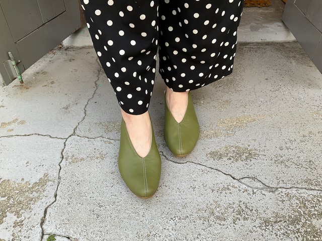 装いに差し色を。歩きやすいレディースVカットパンプス|新色オリーブグリーン登場