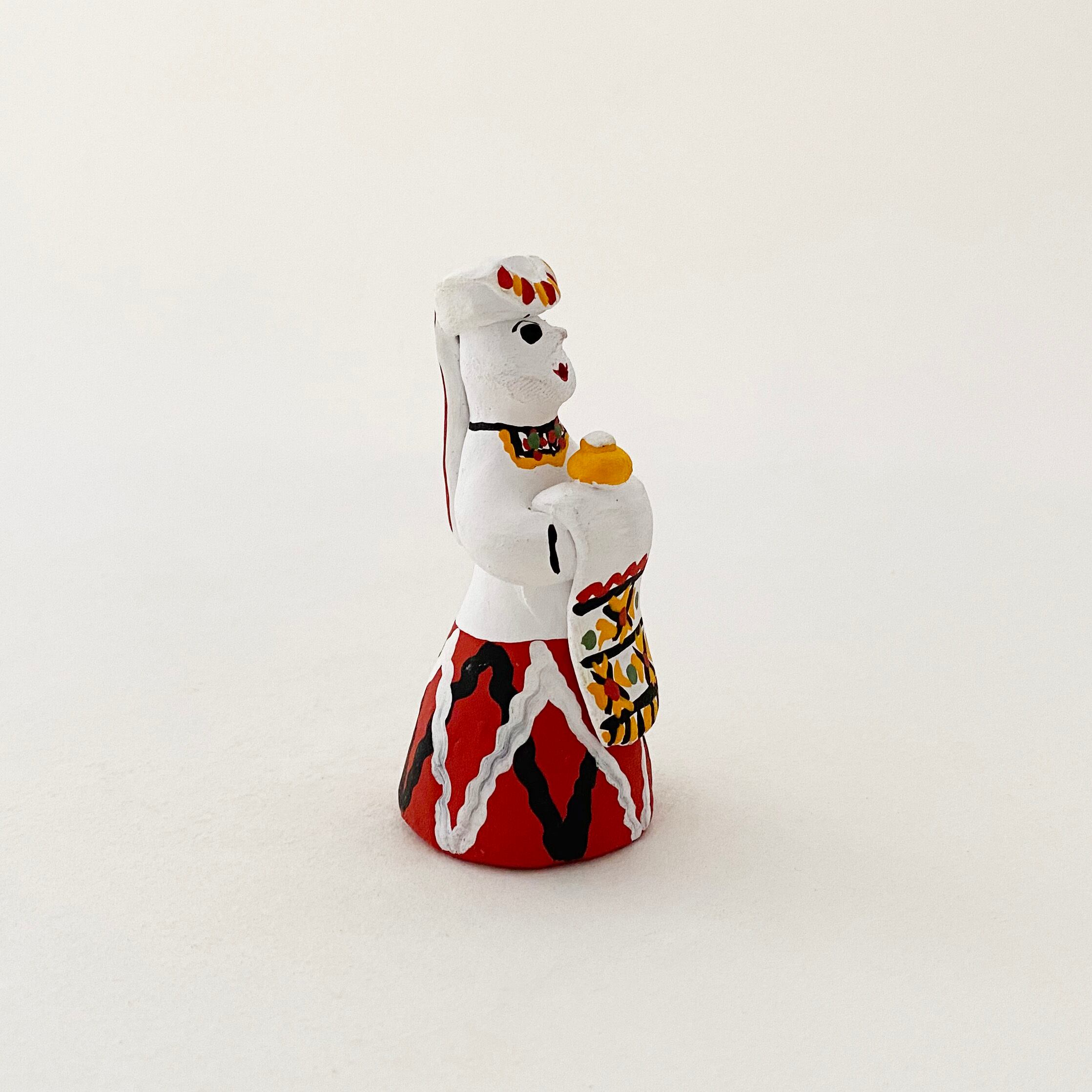 カルゴポリ泥人形（パンを持つ婦人A）