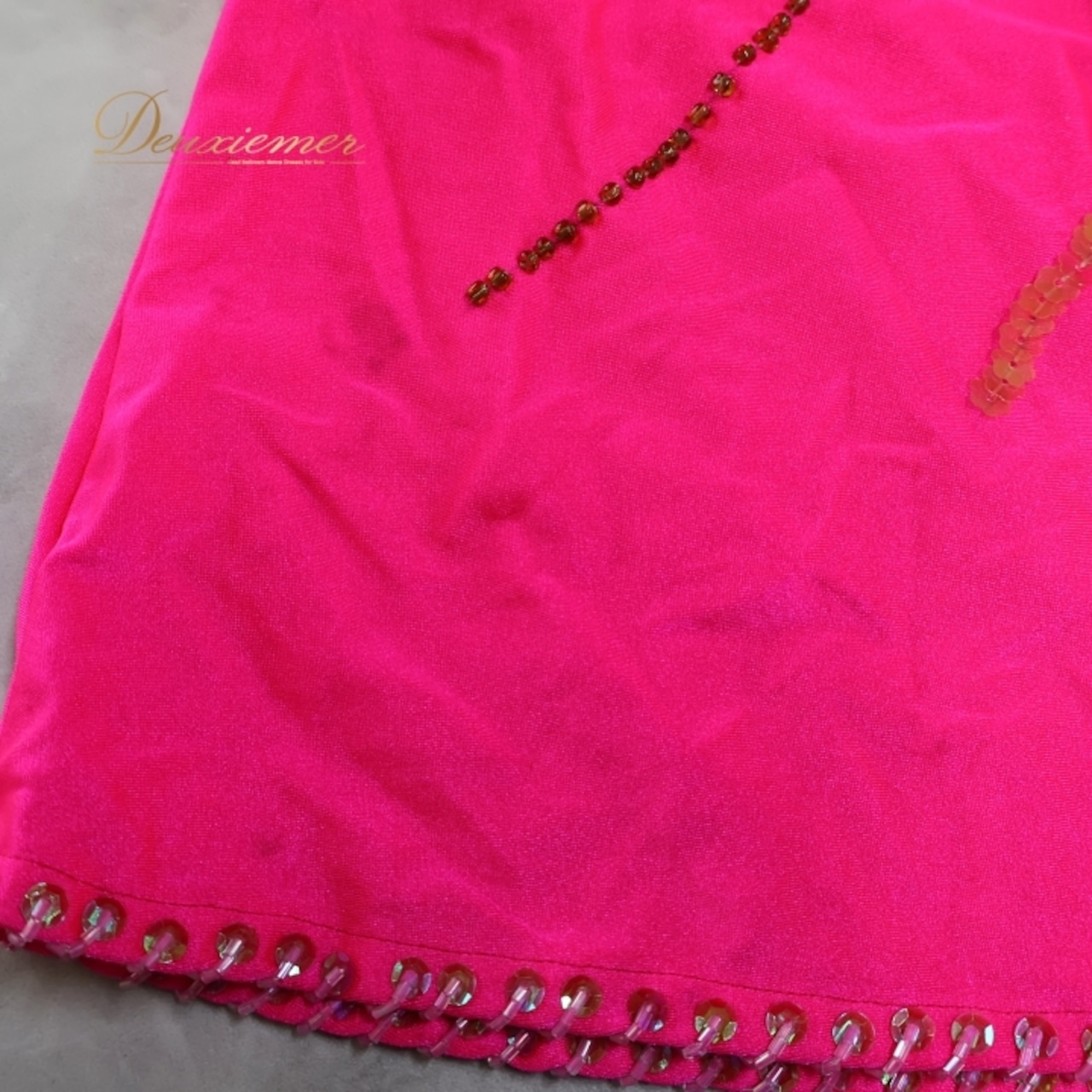 ベリーダンス オリエンタル 衣装 上下セット ピンク系 トップス スカート アーム アーム飾り スパンコール ビーズ 花 スリット 鮮やか 蛍光ピンク ダンス衣装 腕飾り かわいい 華やか キラキラ イベント ステージ