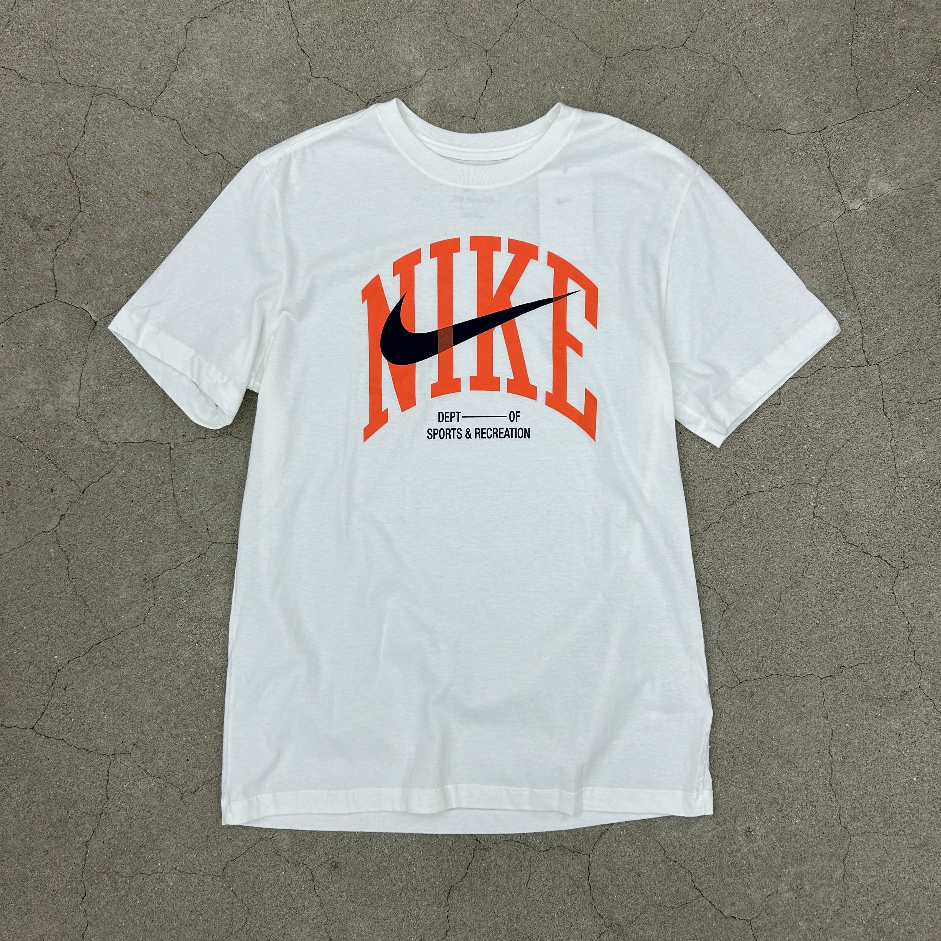 【NIKE】Dept Of Sports & Recreation Tシャツ
