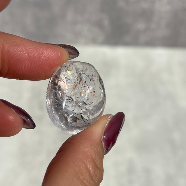 【水晶タンブル Quartz】虹あり｜赤いインクルージョンあり｜鉱物 天然石 パワーストーン