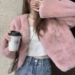 ノーカラーフェイクファーコート ショートコート ガーリー お呼ばれ E599 フェイクファーコート ノーカラー ショート丈 ガーリー | KiLUCE